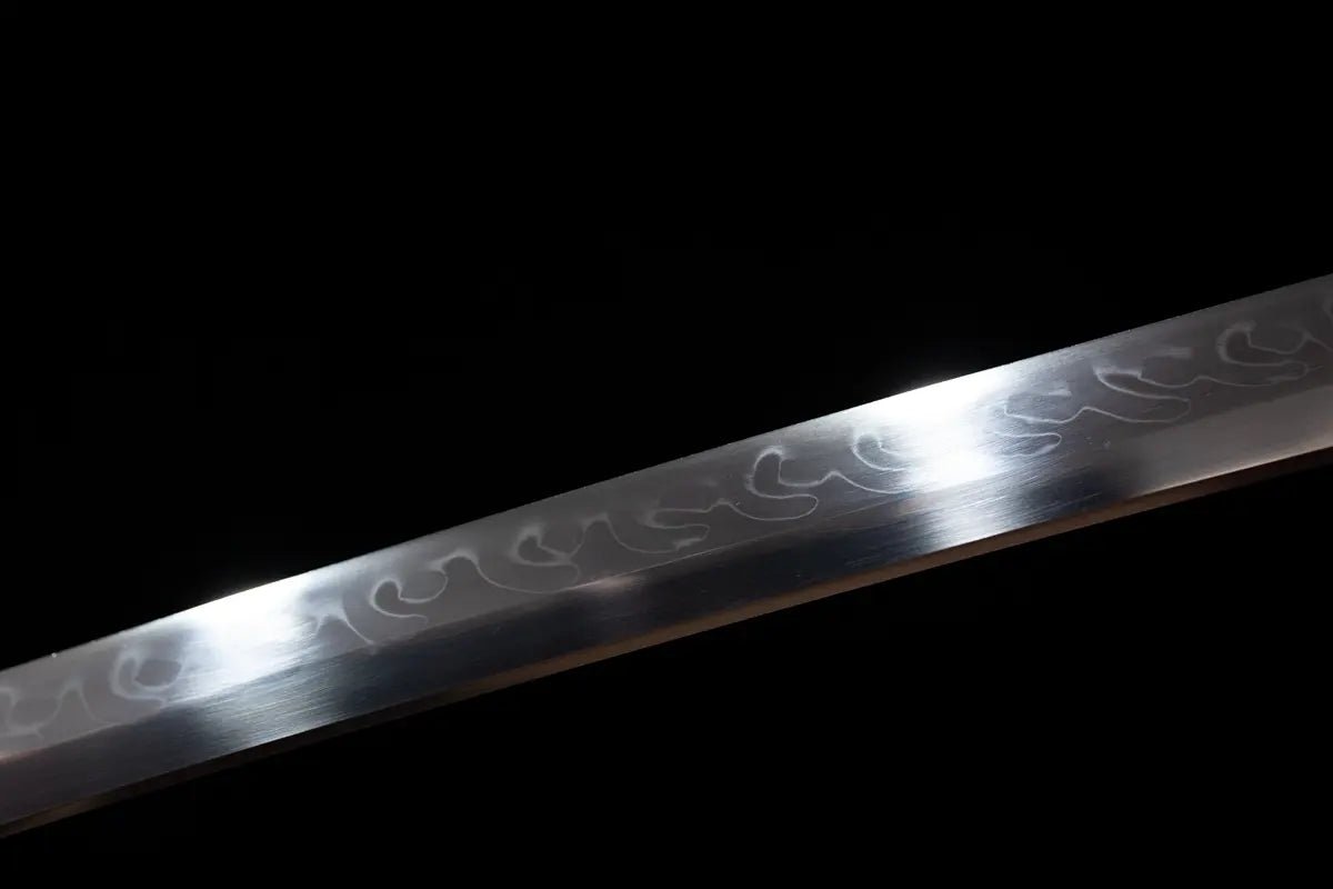 The blade material adopts T10 steel KATAOCHI-GUNOME blade pattern, which is unique and beautiful