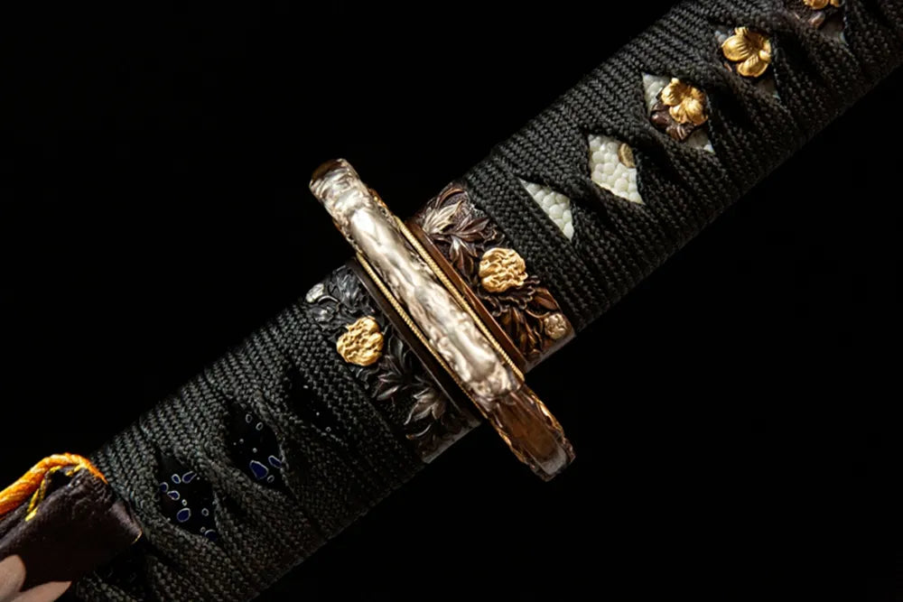 Lion King Tachi fuchi, copper gilded silver handle collar closeup