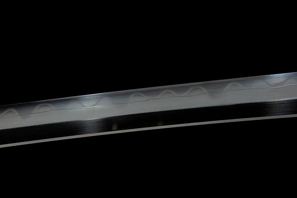 Middle blade detail continuous rounded gunome temper line folded steel grain texture