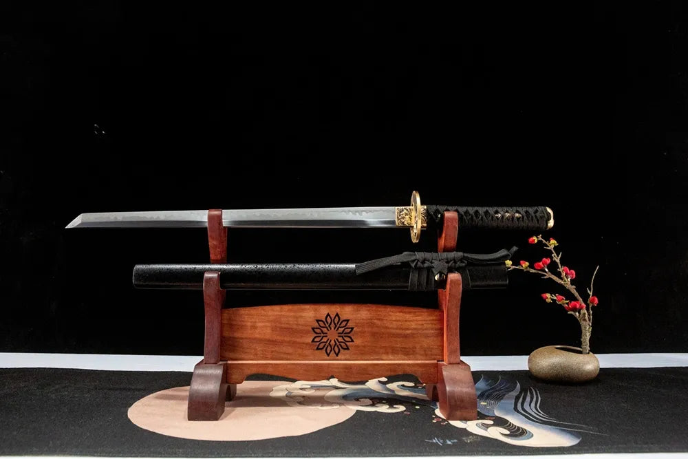 Unsheathed Black Ninja horizontal shot T10 clay tempered gunome maru blade
