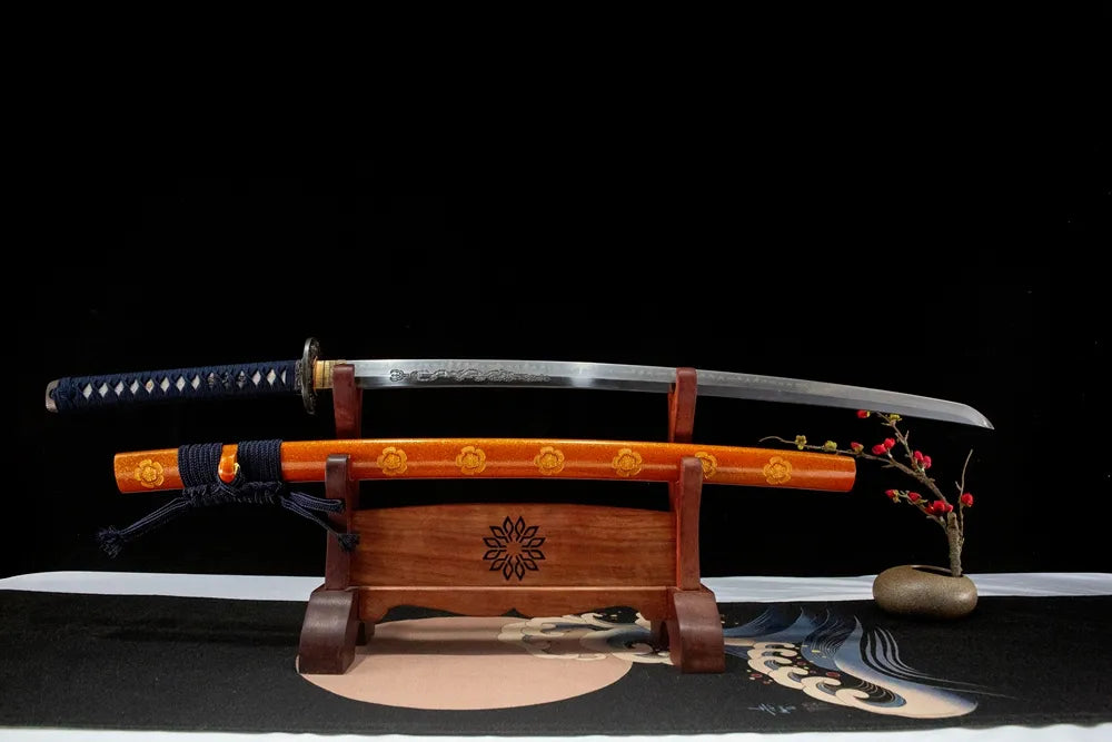 Unsheathed Plover horizontal shot T10 clay tempered neat gunome wave hamon blade