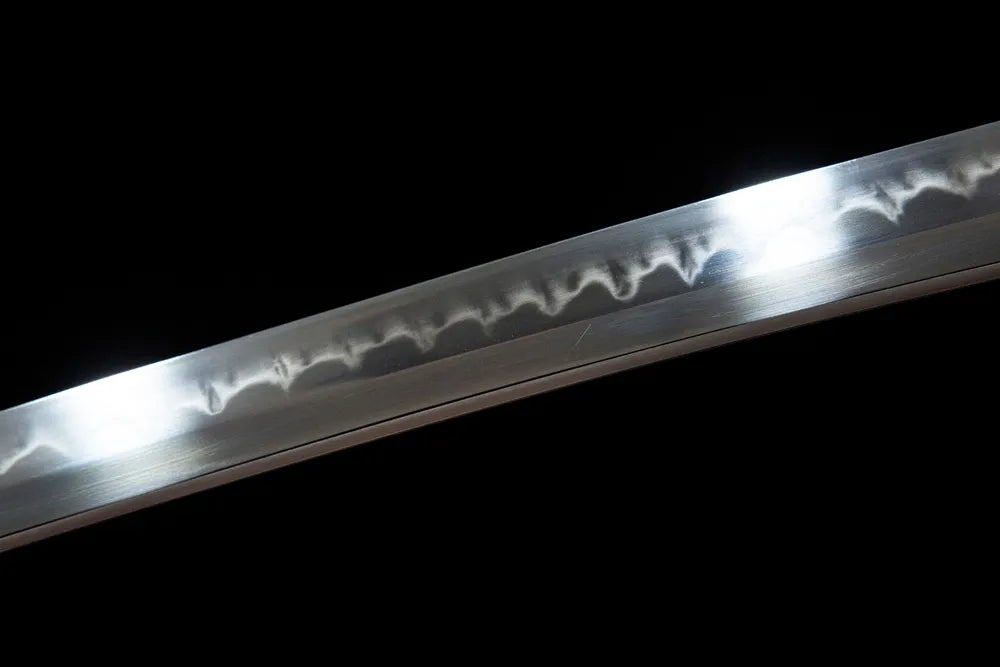 Middle blade detail continuous gunome wave temper line smooth maru steel surface