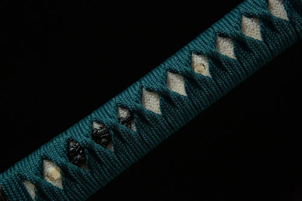 Middle handle front shot Sankoken natural grain ray skin under woven green ito