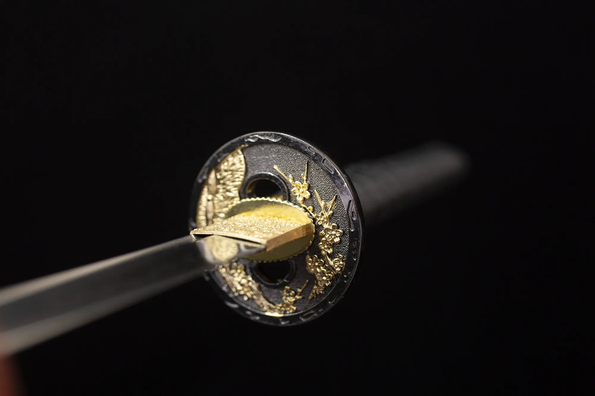 The T10 steel forged samurai sword will have a very beautiful HAMON