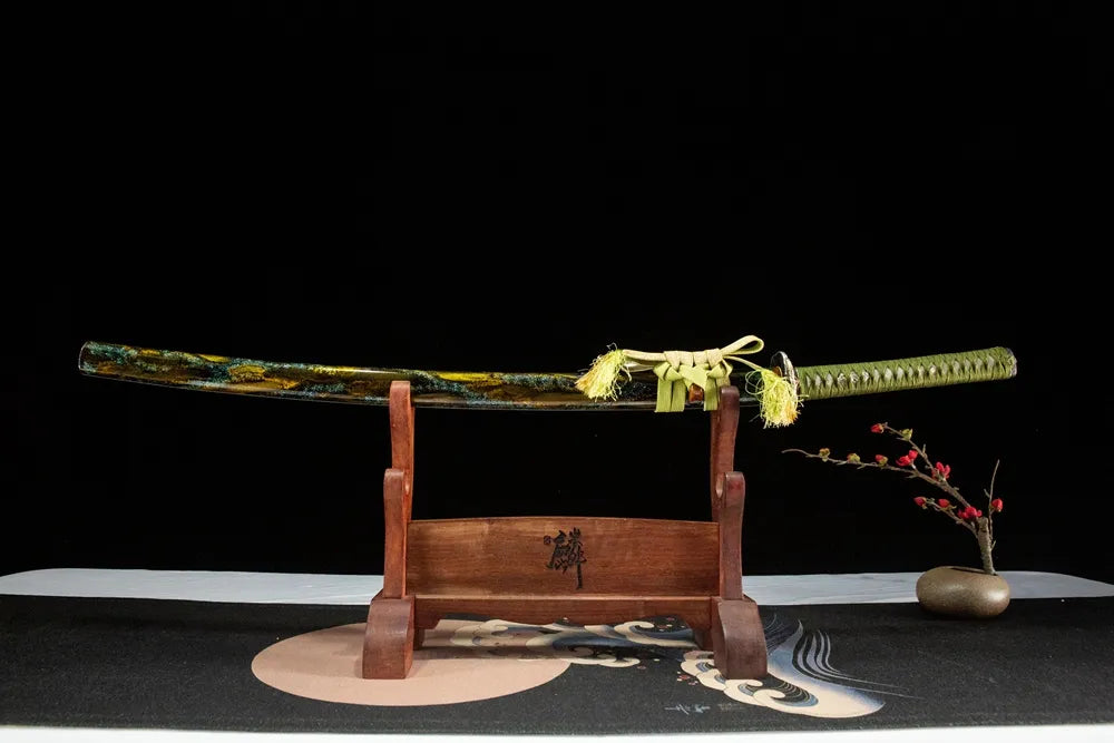 Floating Clouds Katana vertical front view full tang clay tempered sword