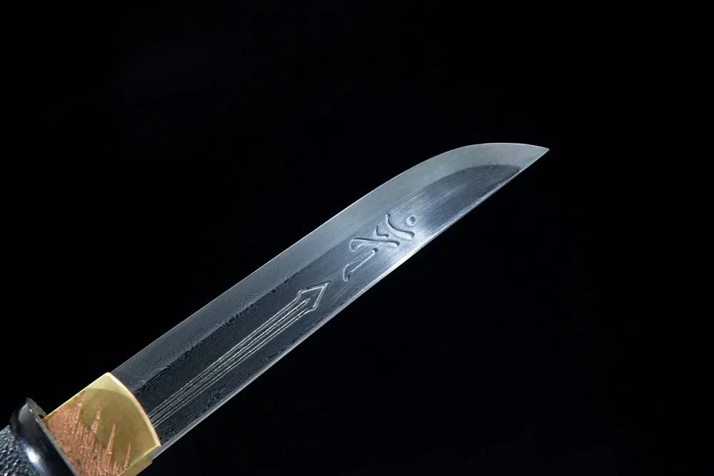 The reverse side of the damascus blade is carved with Sankoken