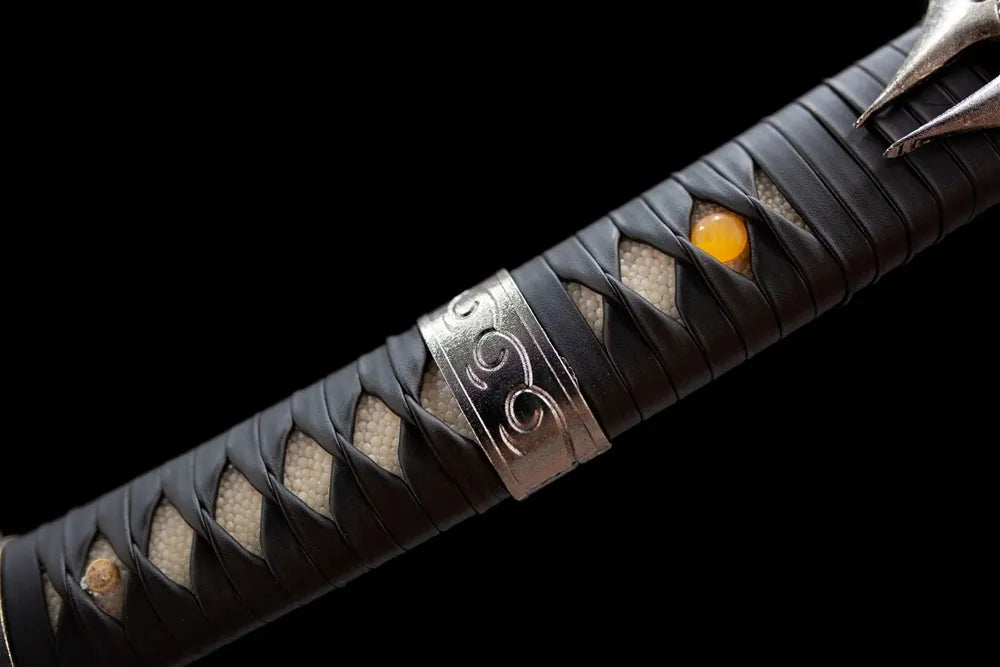 Middle dotted ray skin black ito amber inlay texture detail