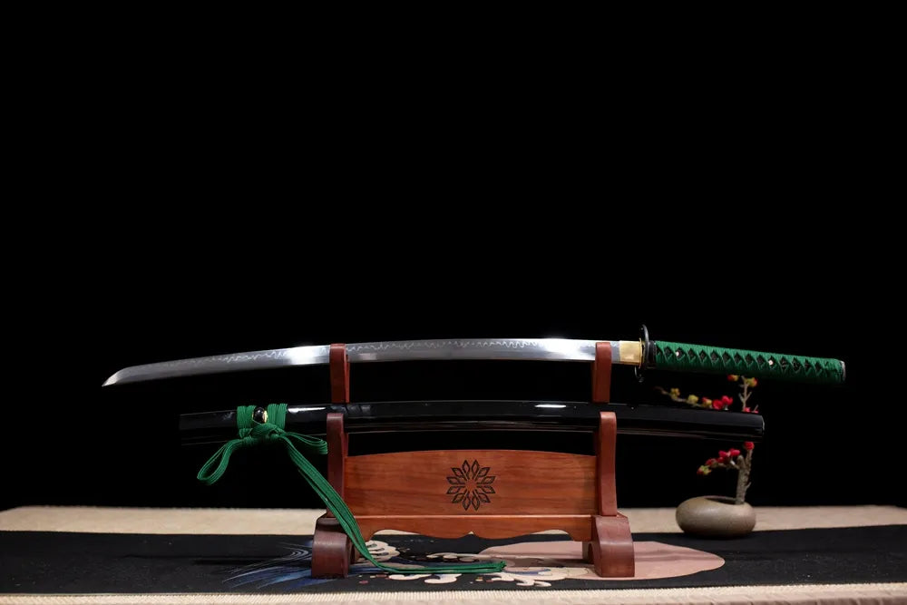 Flat fully‑drawn T10 clay‑tempered composite mixed‑hamon Green‑Python‑Katana blade wooden rack front shot