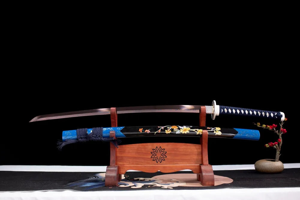 Flat fully‑drawn damascus oil‑quenched Blood‑Plum‑Katana folded grain blade wooden rack front shot