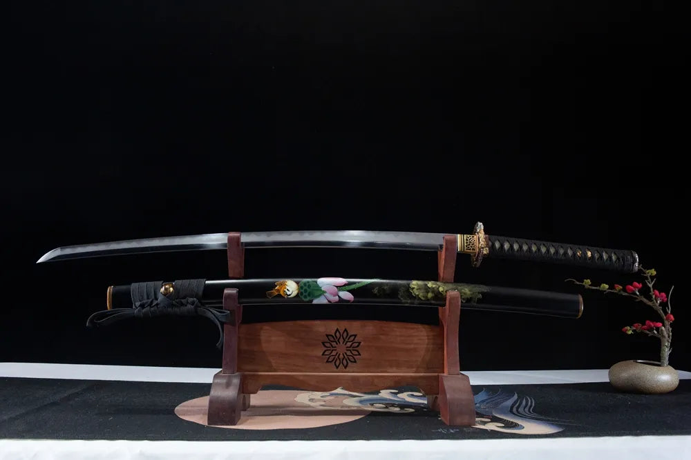 Unsheathed Lotus Sparrow horizontal shot T10 clay tempered uniform gunome polished maru blade
