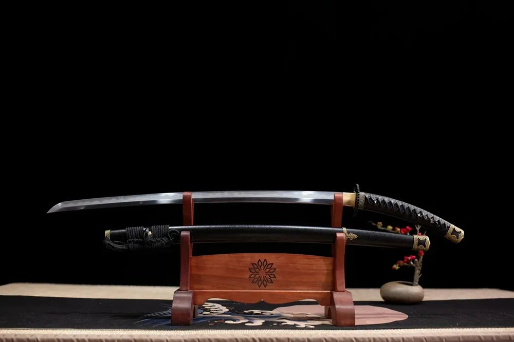Flat fully‑drawn T10 clay‑tempered midare‑hamon Black‑Tachi‑Sword blade wooden rack front shot