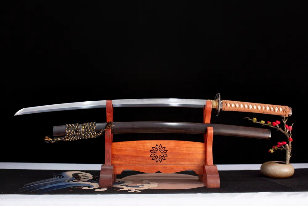 Flat fully‑drawn kobuse‑damascus‑T10 clay‑tempered gunome‑hamon Dao‑Yin‑Katana blade wooden rack front shot