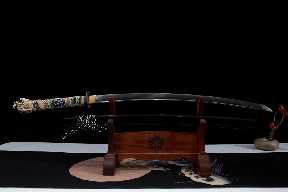 Unsheathed Highlander horizontal shot T10 clay tempered gunome maru polished blade