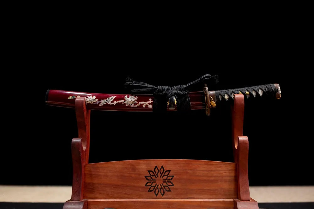 Horizontal laid closed off‑white gold‑crane‑maki‑e Tsurumaru‑Wakizashi scabbard flat table‑top front display