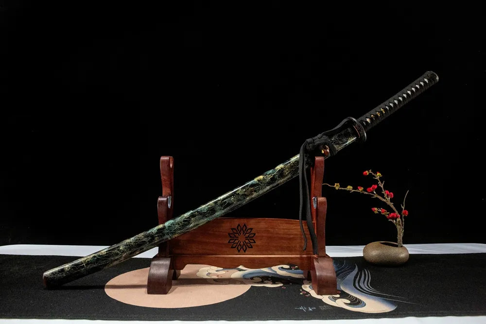 45-degree front view Yunlong Katana sheathed green crack lacquer solid wood full ox horn saya coarse cotton sageo