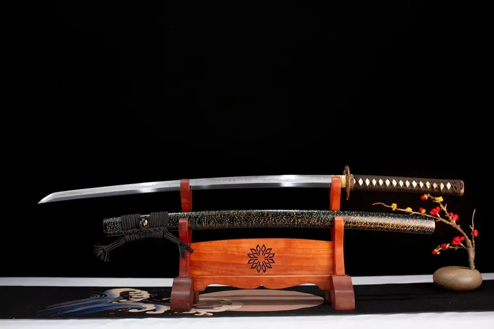 Flat fully‑drawn T10 clay‑tempered sanbonsugi‑hamon Shining‑Katana blade wooden rack front shot
