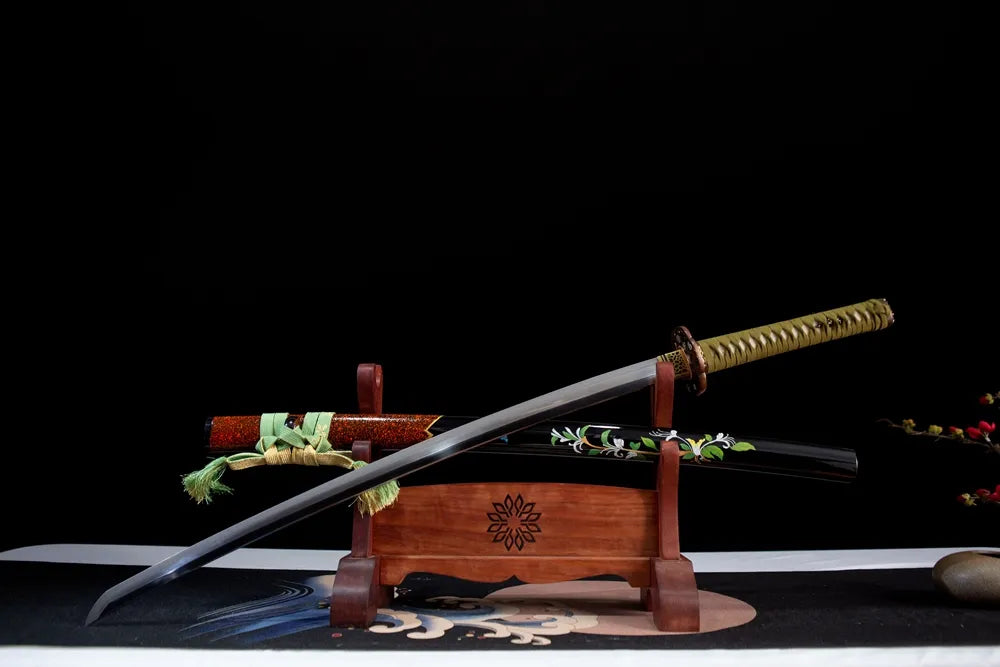 The overall picture shows the blade pointing towards the lower left corner