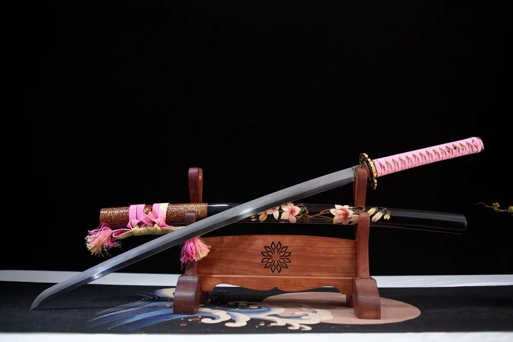 Overall picture with the blade pointing towards the bottom left