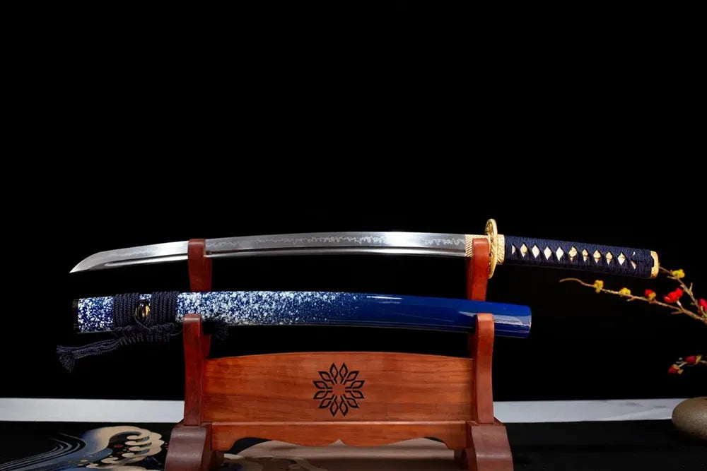 Flat fully‑drawn T10 clay‑tempered splash‑pattern‑hamon Mirror‑Heart‑Demon‑Wakizashi blade small wooden rack front shot