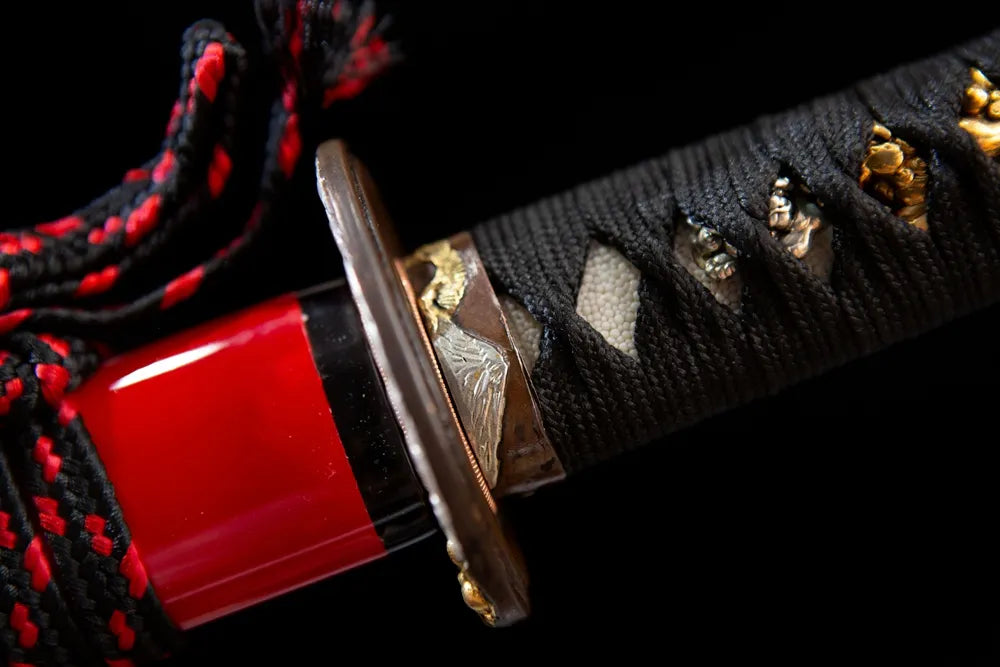 Golden maple leaf grip ring close view