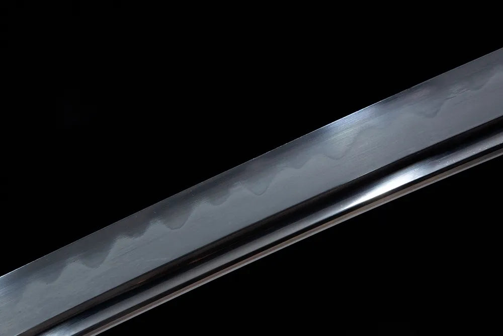 Middle long blade detail rounded uniform gunome temper grain polished T10 steel surface
