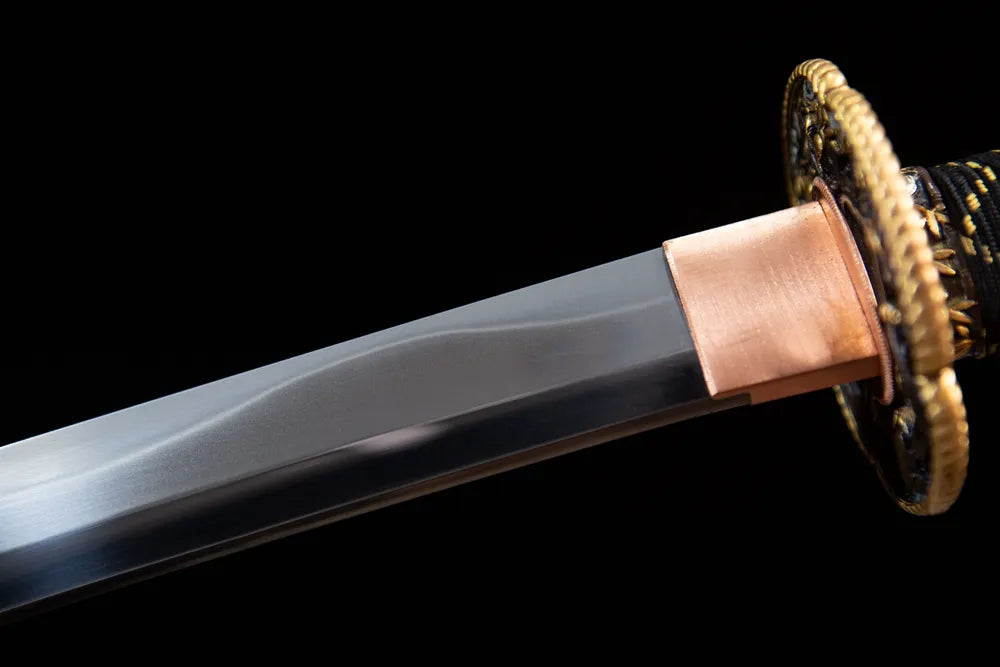 Upper choji wave hamon & bamboo carved habaki close-up
