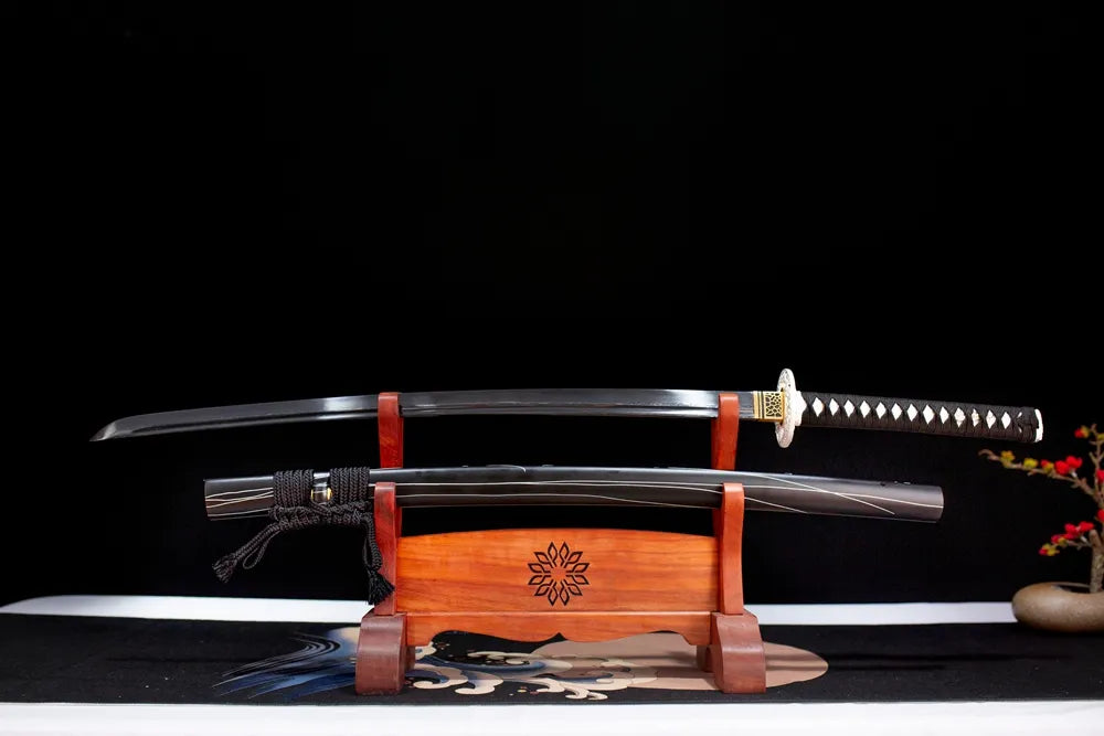 Flat fully‑drawn T10 clay‑tempered midare‑gunome‑hamon Melanitis‑Katana blade wooden rack front shot