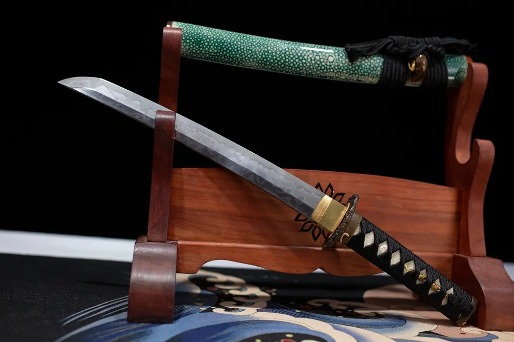 45‑angle open full‑size Green‑Demon‑Wakizashi japanese oni green‑demon dark‑fantasy short samurai sword two‑layer wooden stand front view
