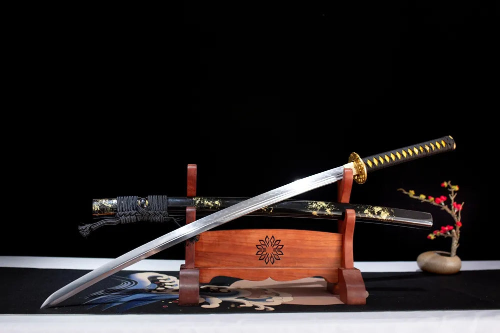 Slanted upright drawn Spray‑Kogarasu‑Maru‑Katana spray‑kogarasu‑maru‑ancient‑raven‑art katana wooden shelf front perspective