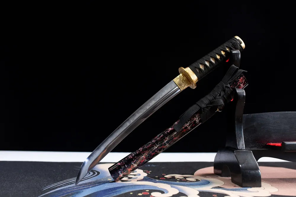 Blade 45 degrees towards the bottom left overall picture