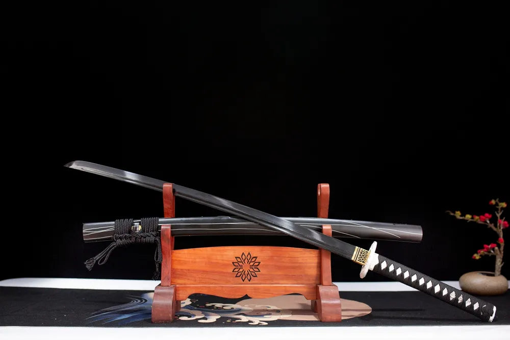 45‑angle open full‑size Melanitis‑Katana melanitis nocturnal‑butterfly‑dark‑fantasy‑motif samurai katana two‑layer wooden stand front view