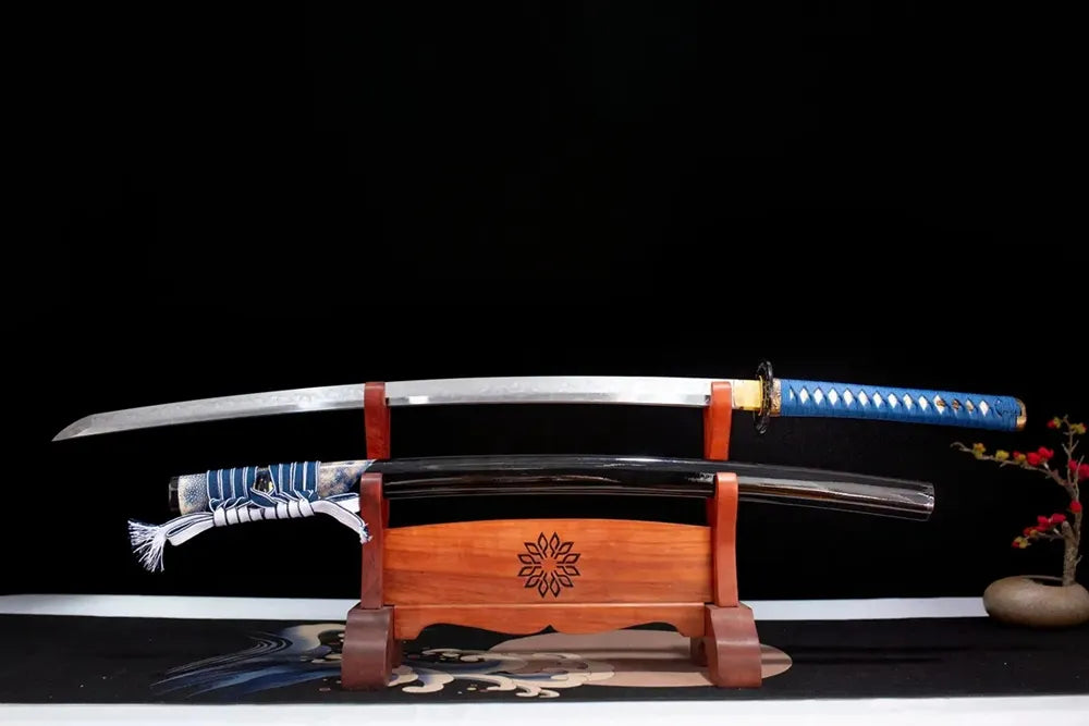 Flat fully‑drawn T10 clay‑tempered choji‑midare‑hamon Butterfly‑Dance‑Katana blade two‑tier wooden sword‑stand front shot