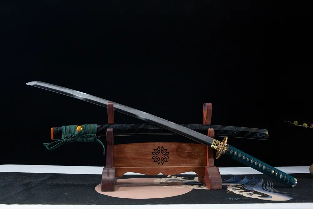 45° unsheathed front view shinogizukuri smooth notare sharp training edge