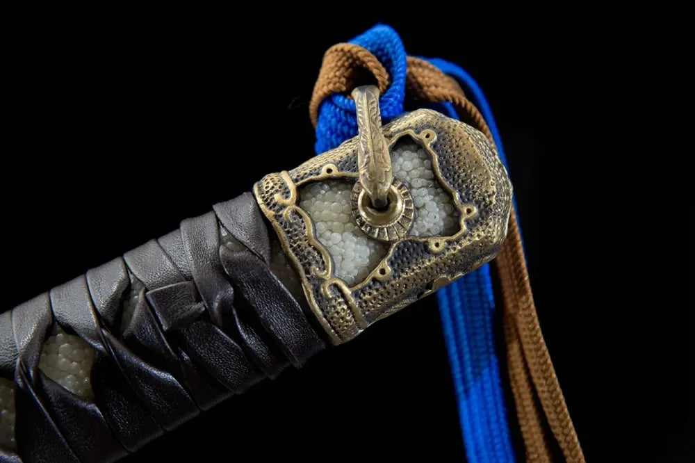 Top woven grip close-up