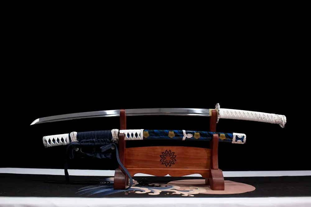 Flat fully‑drawn T10 clay‑tempered Mitsuhide‑Akechi‑Tachi blade wooden rack front shot