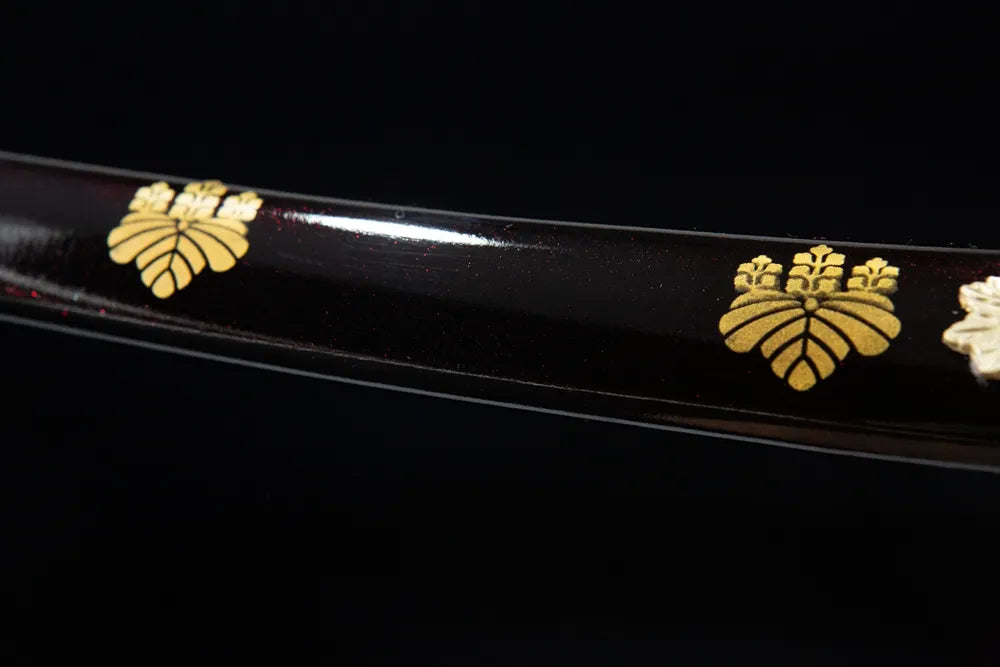 Mid saya detail black red sparkle lacquer gold clan kamon family crest print texture
