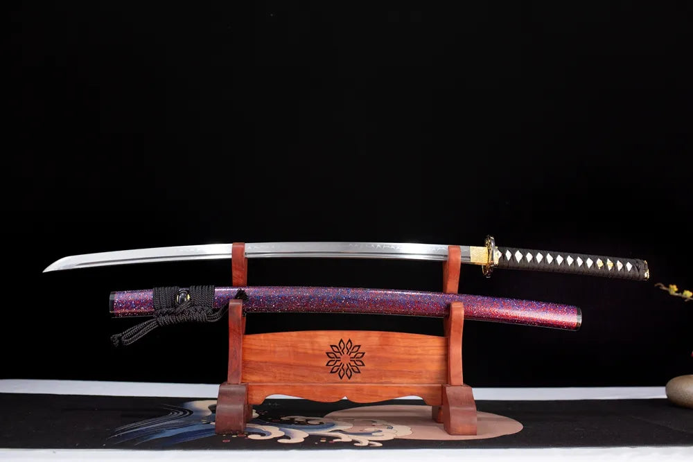 Flat fully‑drawn T10 clay‑tempered gunome‑hamon Moyuan‑Katana‑Set‑L blade wooden rack front shot