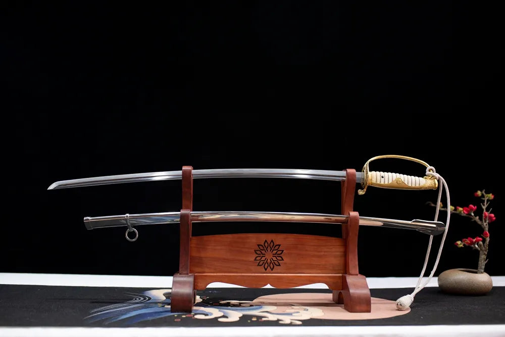 Flat fully‑drawn T10A clay‑tempered Absolute‑Obedience saber notare‑hamon blade wooden rack front shot