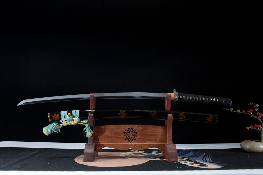 Unsheathed Dragons Roar horizontal shot T10 clay tempered uniform gunome polished maru blade