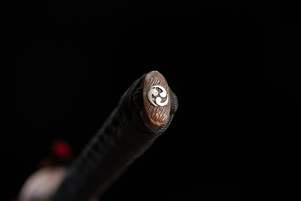 Triple spiral pommel cap detail