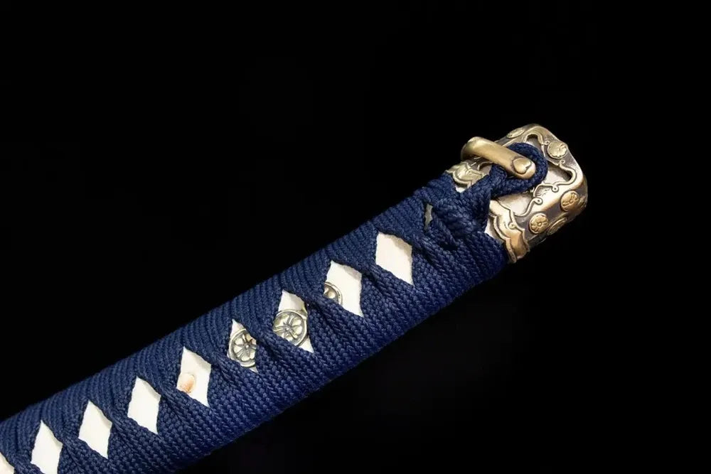Top four‑leaf‑clover‑crest‑sculpted vintage‑brass kashira pommel front close‑up