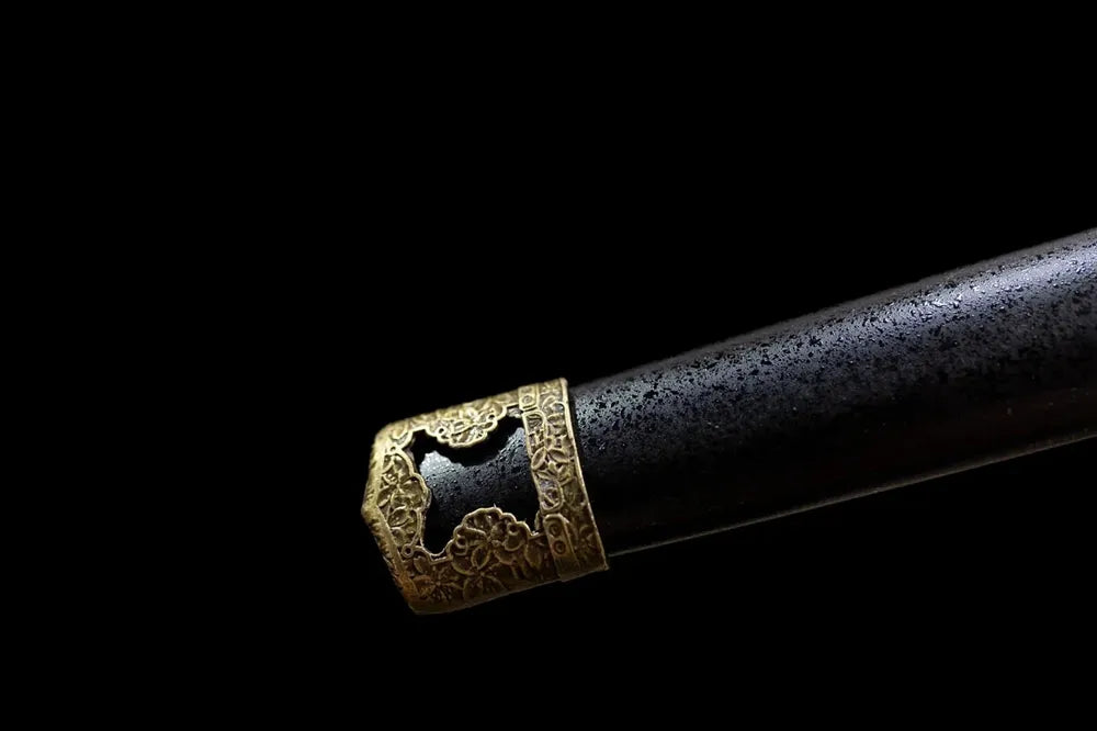 Bottom full matte‑black pattern‑free saya matte‑dark alloy kojiri end‑cap close‑up