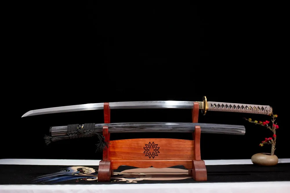 Flat fully‑drawn T10 clay‑tempered suguha‑hamon Tiankui‑Katana blade wooden rack front shot