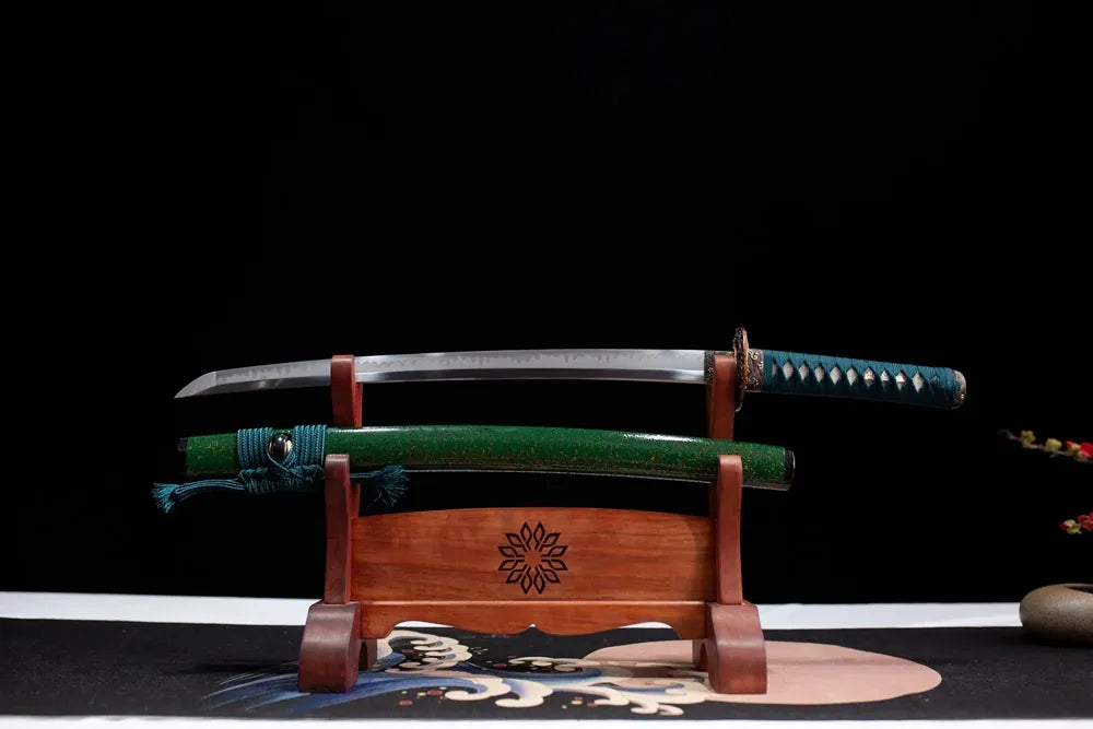 Flat fully‑drawn T10 clay‑tempered Green‑Shade‑Wakizashi wakizashi natural hamon blade wooden rack front shot