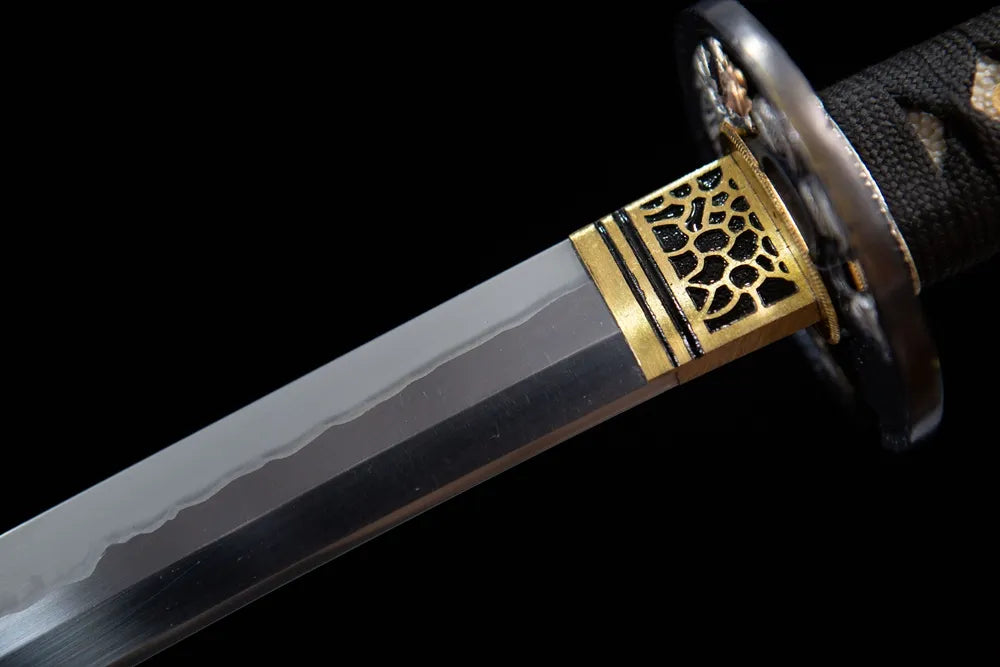 Upper choji wave hamon blade close-up