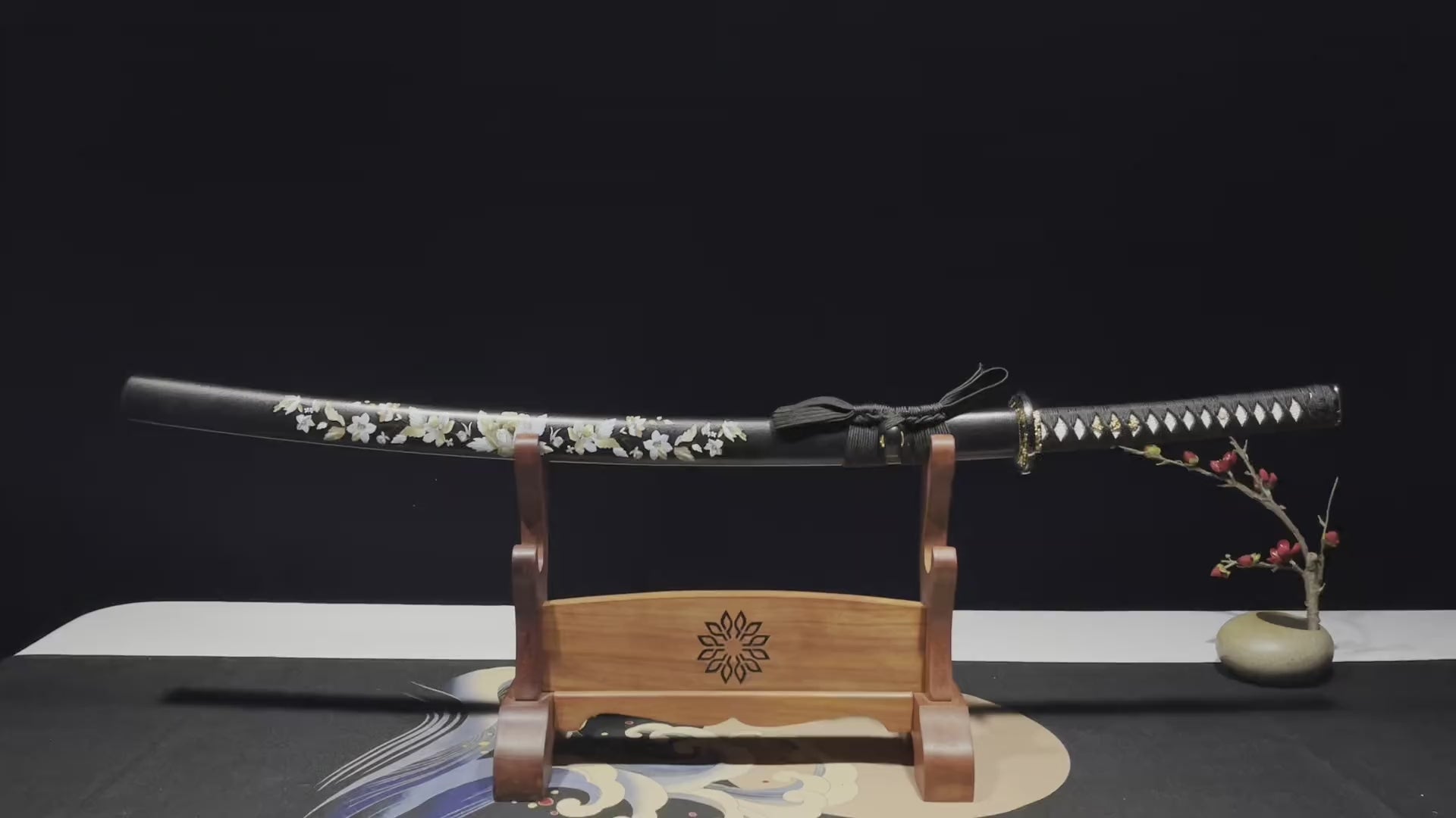 This jkatana is designed for black enthusiasts, and in order not to make it too dull, we have added romantic flowers to SAYA, making it particularly beautiful in the sun. Accessories such as TSUBA have a golden plum blossom pattern. This is a Katana specially designed for chopping. So I chose 1060 high manganese steel with low price and good performance for the blade.