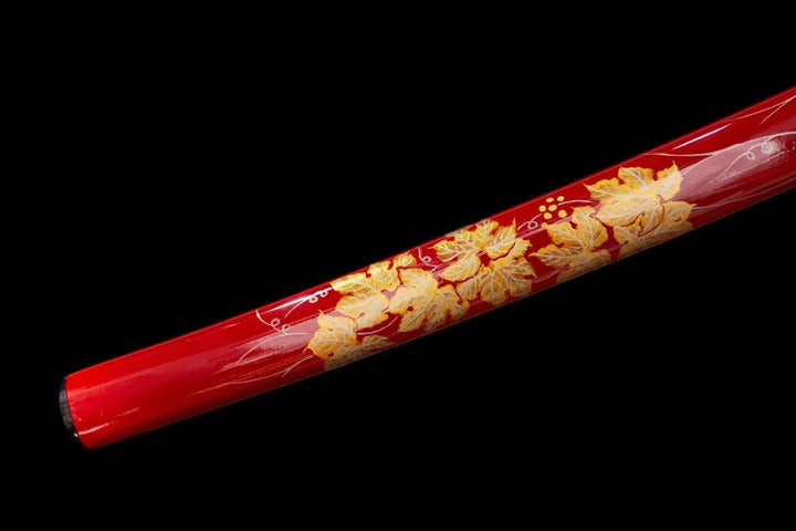 which is characterized by the maple leaf painted with makie gold lacquer on the scabbard, especially the classical lacquer.