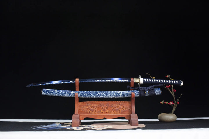 The blade is also blue and SHINOGI-JI is made of stone pattern craftsmanship