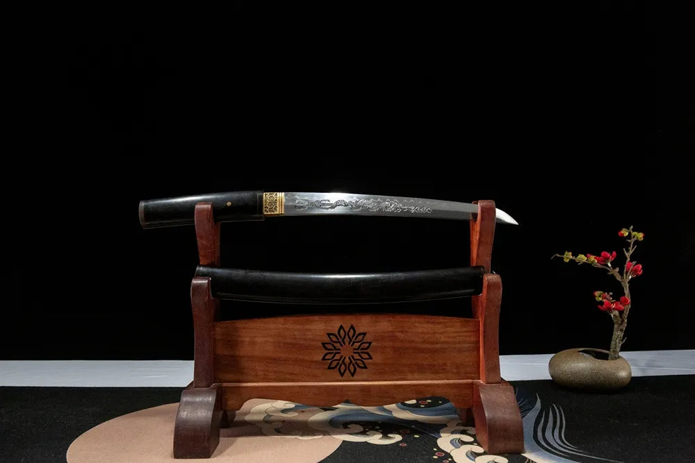 Plum Blossom Dragon Tanto The overall picture of the carved dragon on the blade