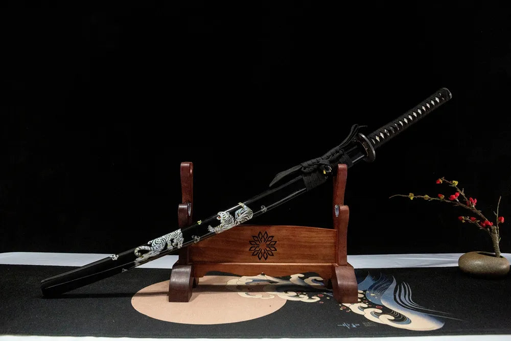 45-degree front view Fierce Tiger Katana sheathed plain solid wood paint copper fittings thick sageo